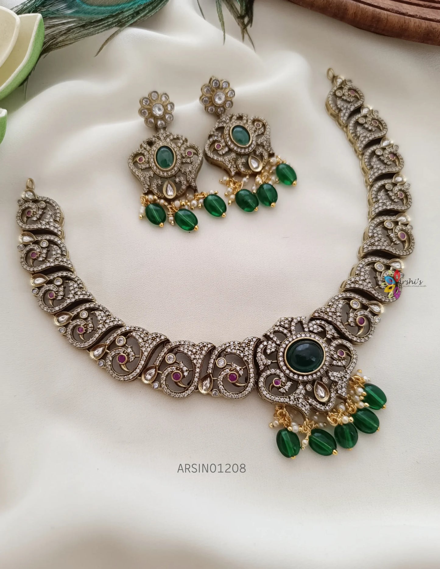 Elegant Emerald Stone Victorian Necklace