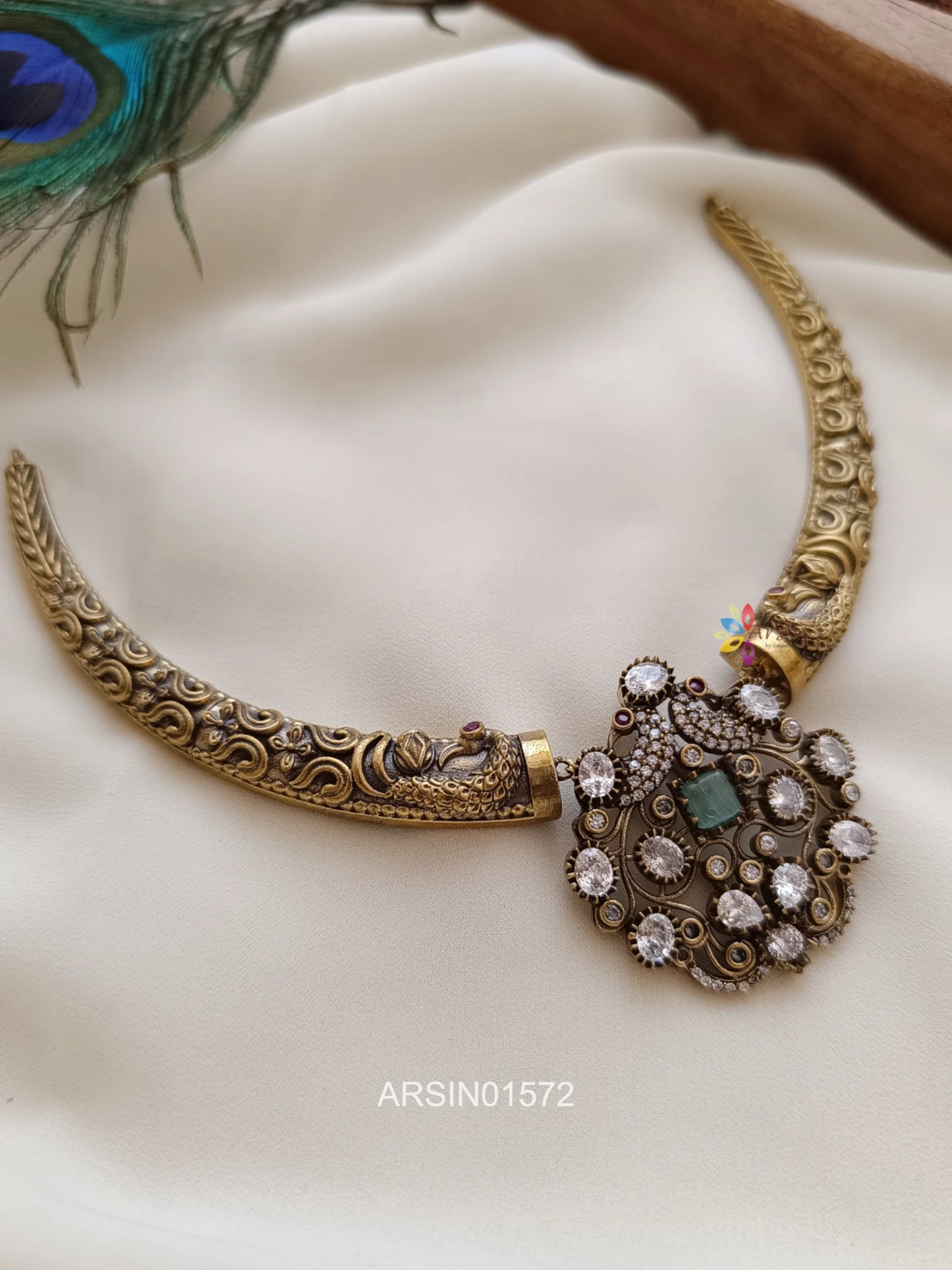 Victorian Pendant Kante Necklace