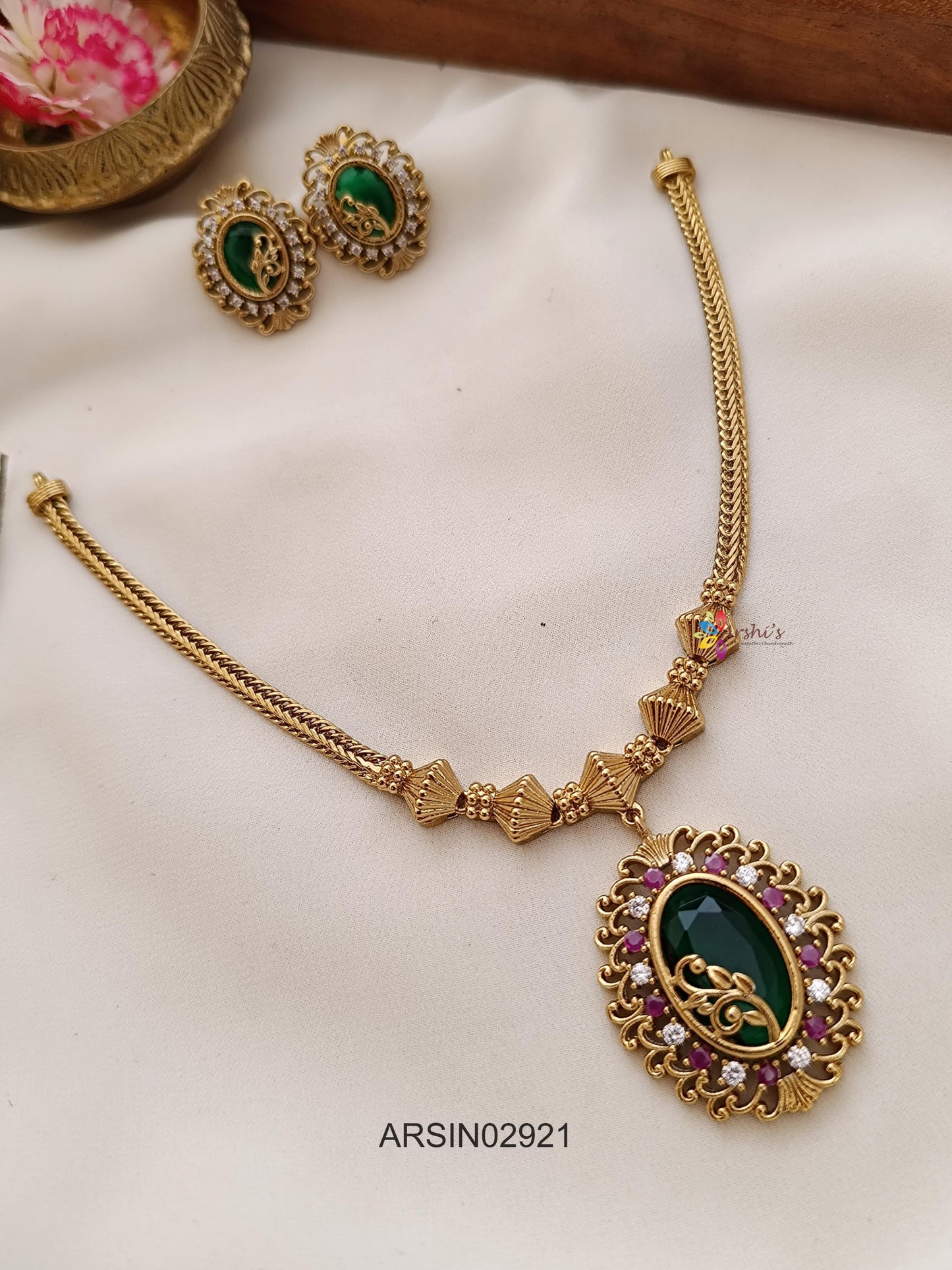 Emerald Stone Attigai Necklace