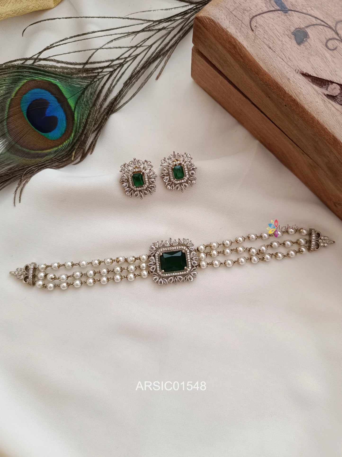 Three Pearl Layer Emerald Stone Choker