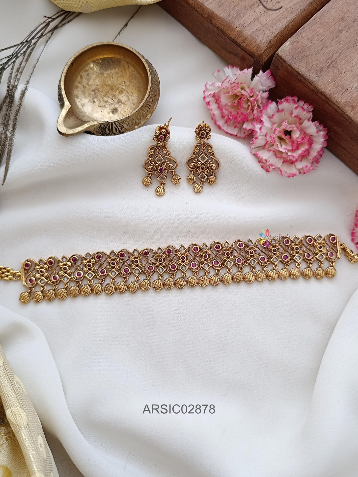 Flower Kemp Stone Choker