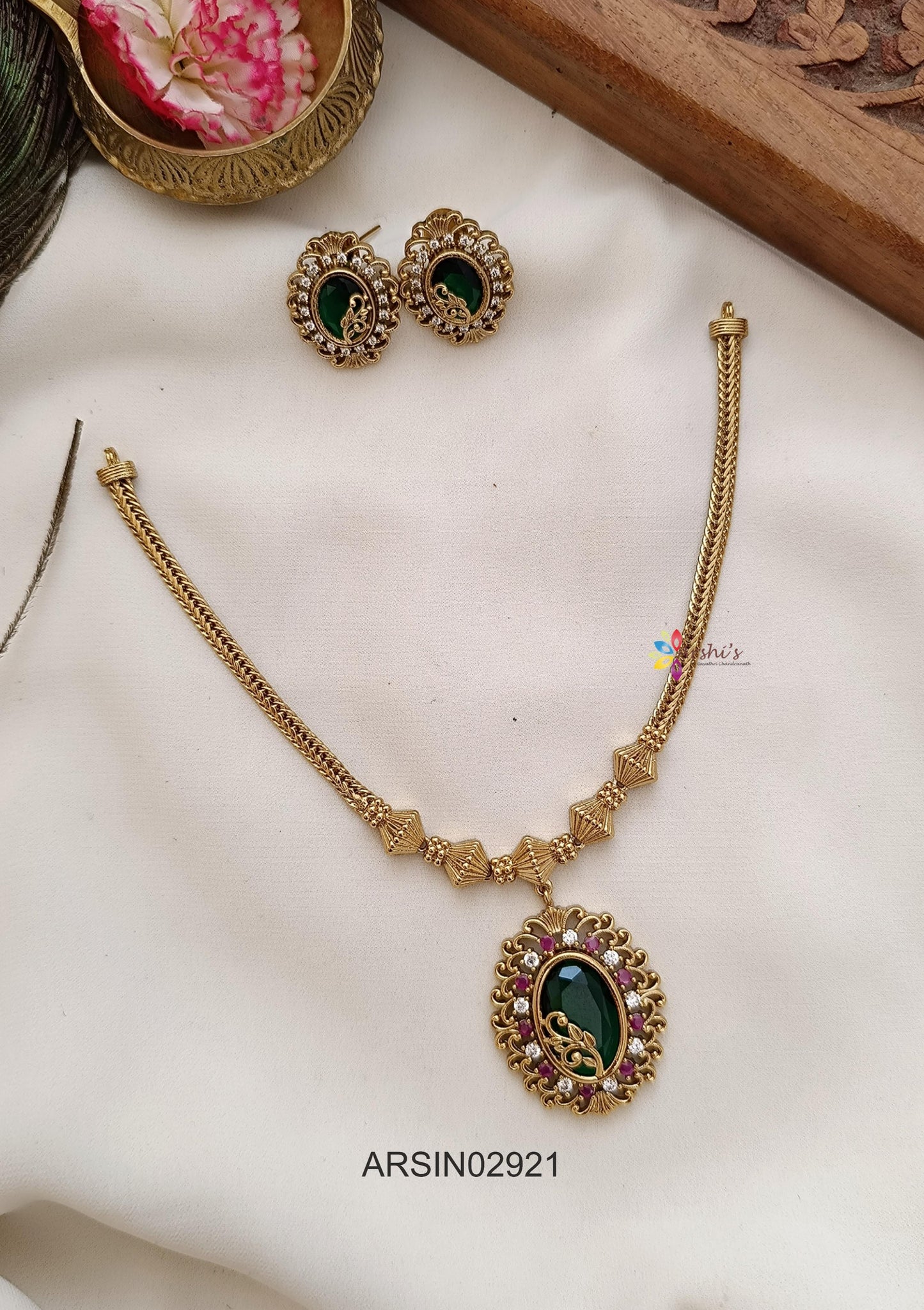 Emerald Stone Attigai Necklace