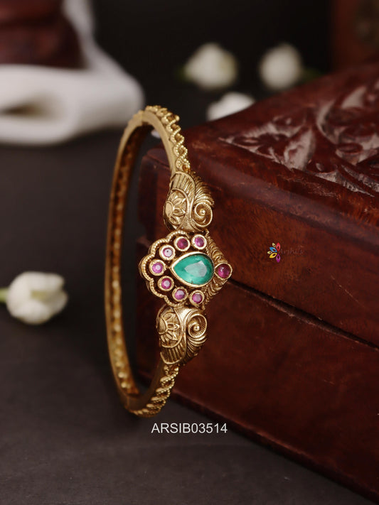 AntiqueKemp and Green Stone Bracelet