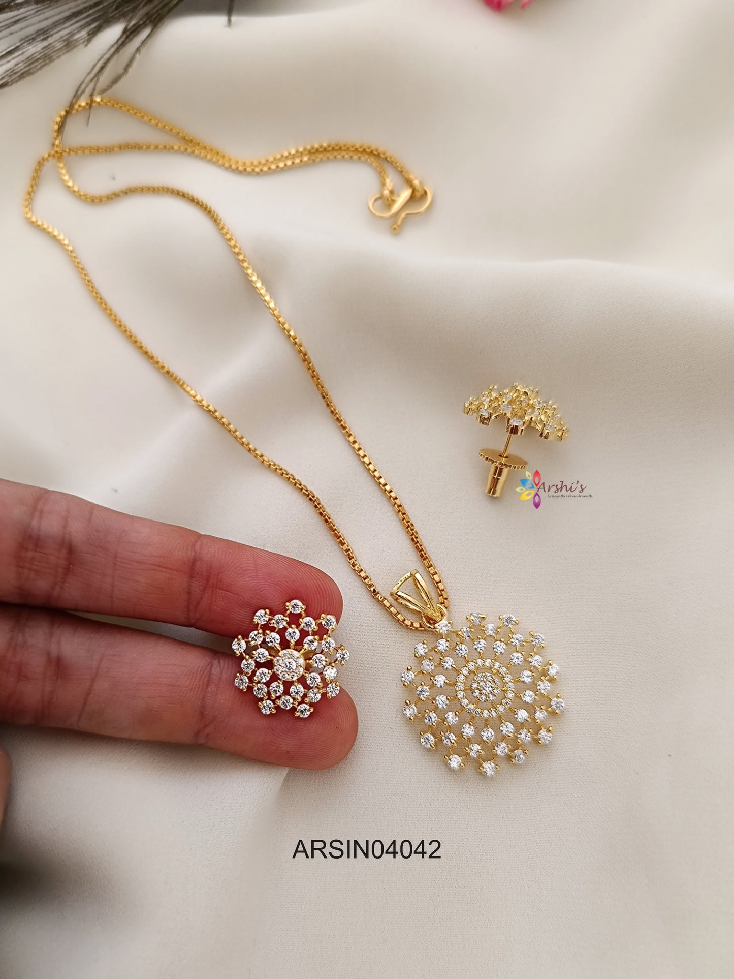 Round Diamond Look Like Pendant Necklace