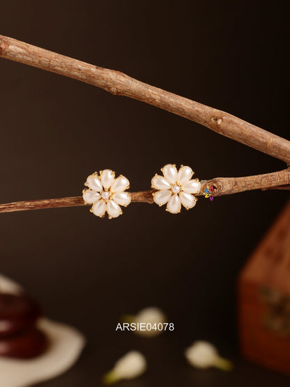 Pearl Small Ear Studs