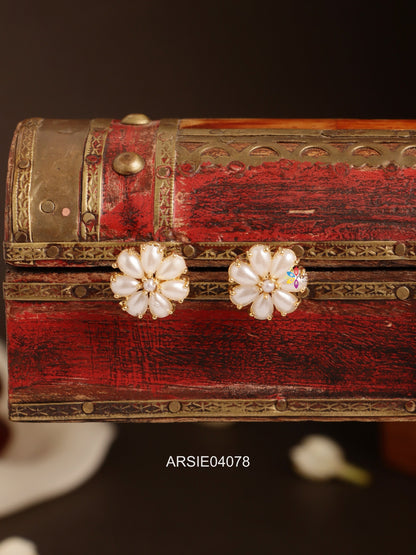 Pearl Small Ear Studs