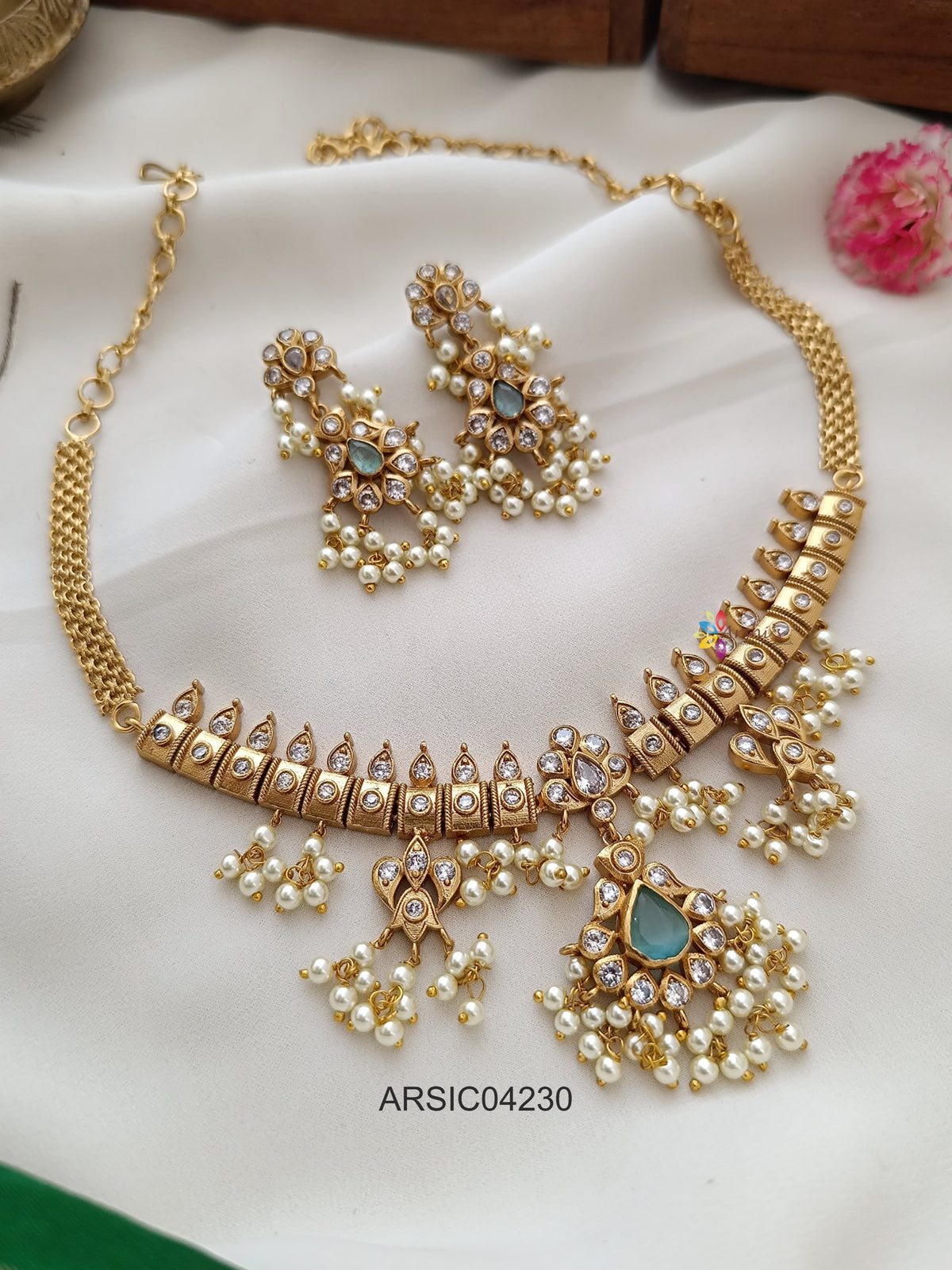 Pale Green Stone Guttapusalu Choker