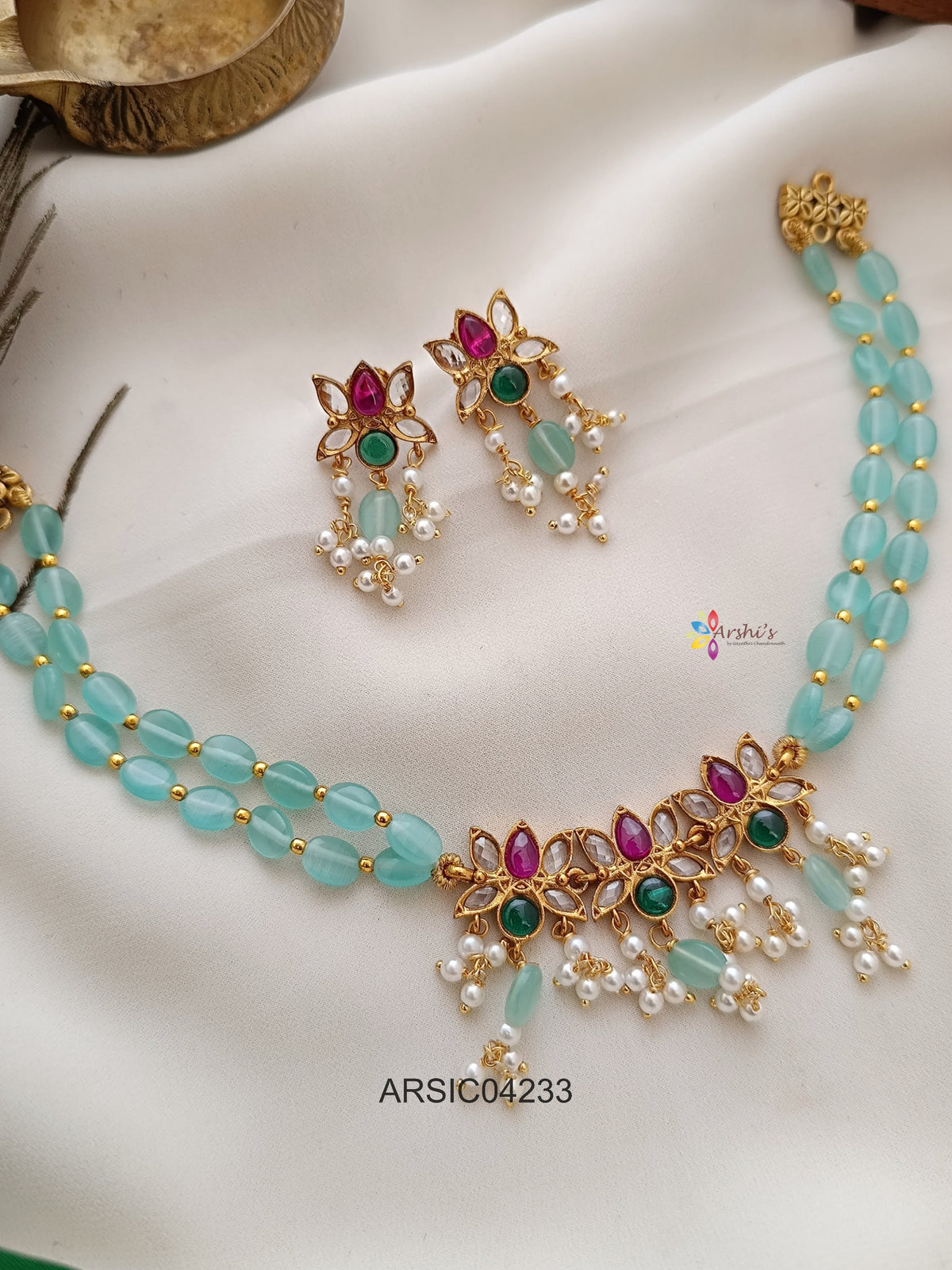 Pale Green Bead Lotus Pendant Choker