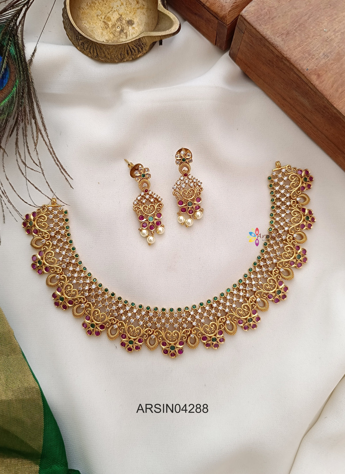 Kemp Flower Motifs White Stone Necklace
