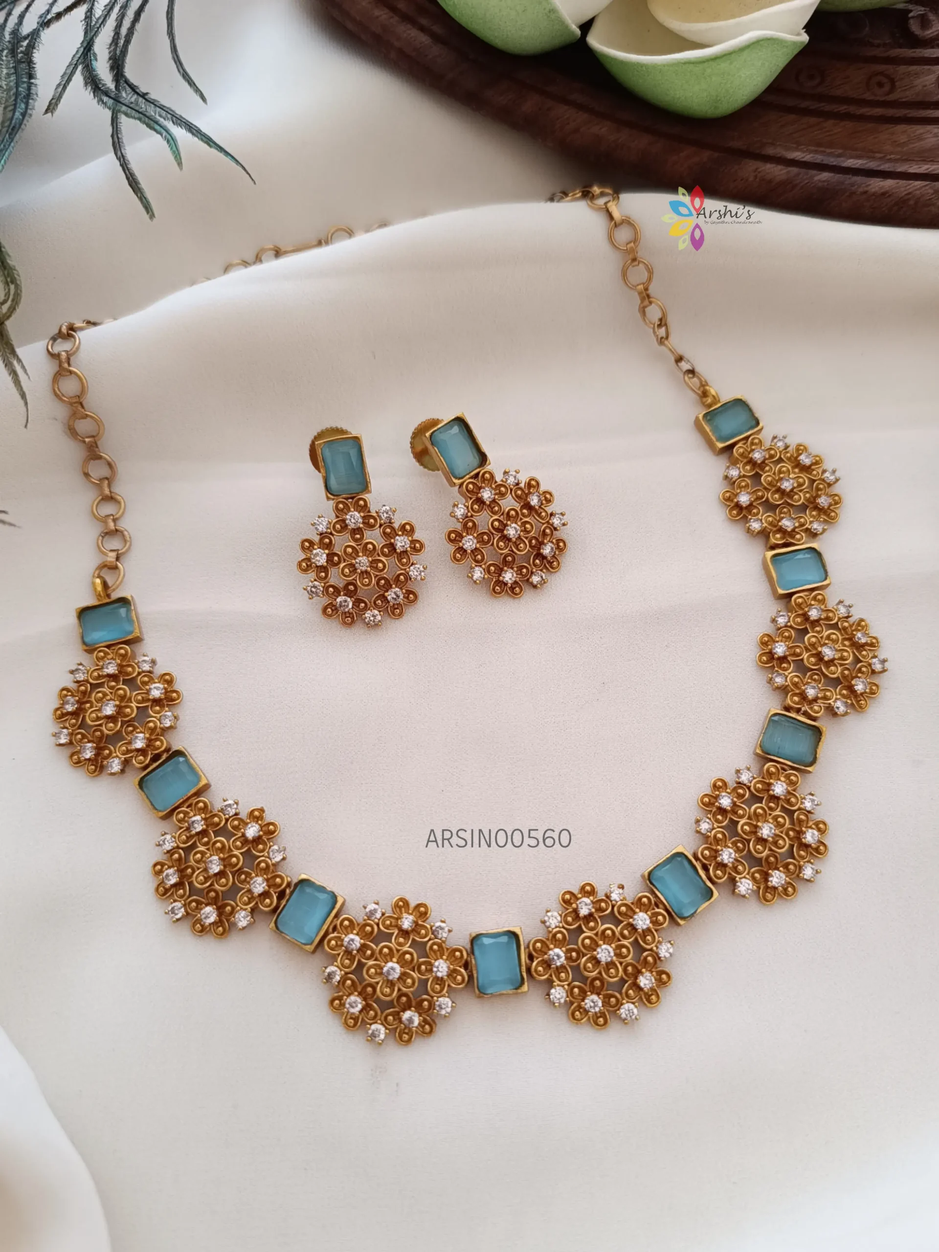 Close hot sale neck necklace