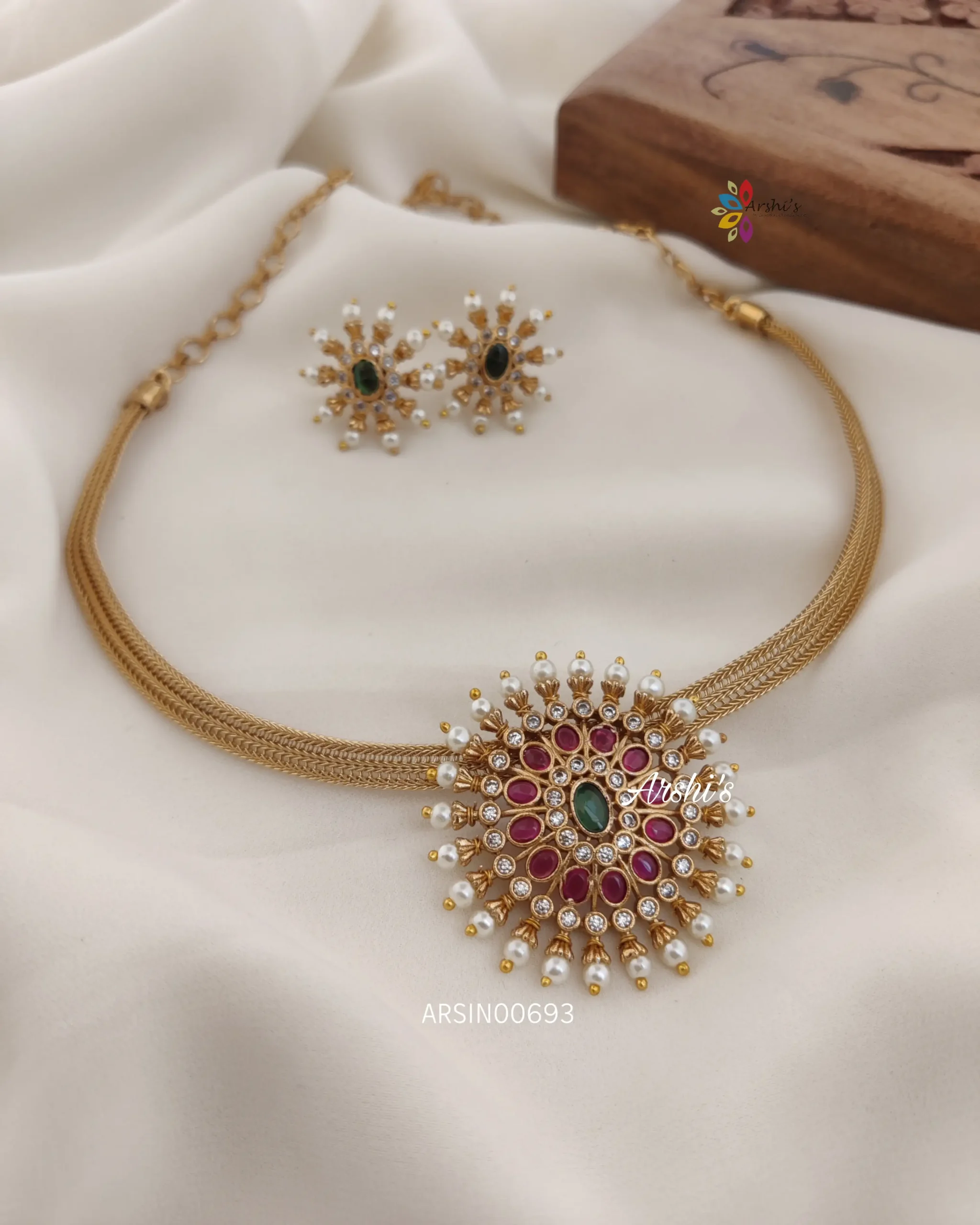 Simple and Elegant Round Pendant Necklace