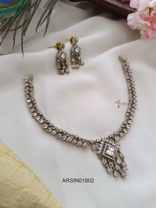 AD White Stone Neckset